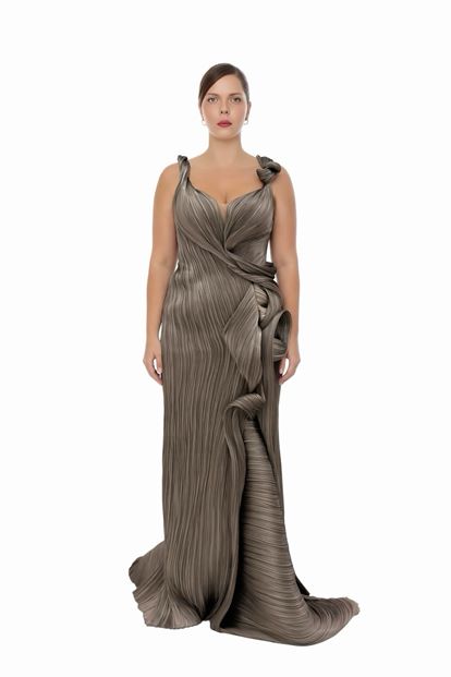 فستان سهرة من المنك بمقاسات كبيرة مع تفاصيل الكشكشة